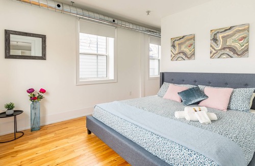 Leslieville Apartment | Spacious 2BR Loft - King Bed - Leslieville