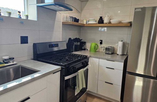 Boyle Heights Hotel | Spacious 2BR modern living in Central Eastside location