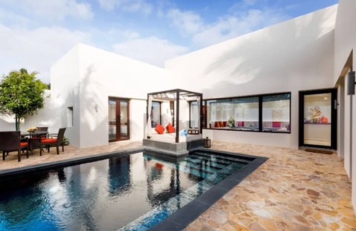 Salalah House | Spacious 2BR Seafront Accommodation! Outdoor Swimming Pool and Spa Center!