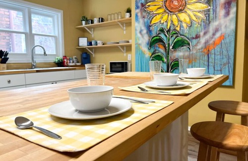Pittsburgh Condo | Spacious 2BR, Sleeps 6+ Art Inspired & Affordable