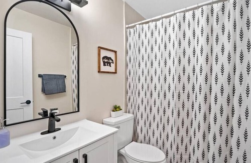 Fort McMurray Apartment | Spacious 2BR | Top Floor w/ Balcony | Free WiFi