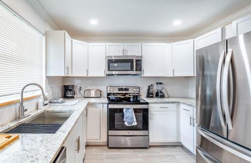 Stuart Apartment | Spacious 2BR Townhouse Near The Beach with Parking