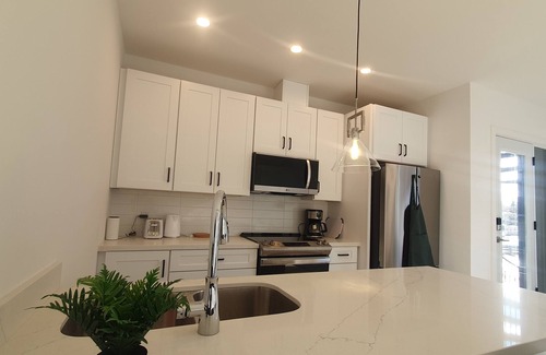 Upper Beaches Apartment | Spacious 2BR unit close to transit