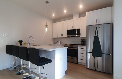 Upper Beaches Apartment | Spacious 2BR unit close to transit