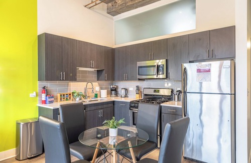 Near South Side House | Spacious 2BR Unit Skyline View - Walk to McCormick