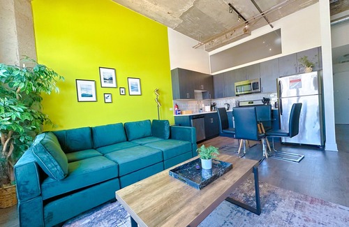 Near South Side House | Spacious 2BR Unit Skyline View - Walk to McCormick