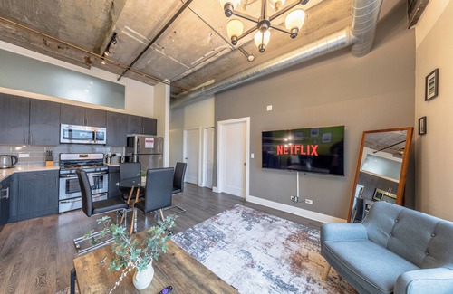 Near South Side House | Spacious 2BR Unit Skyline View - Walk to McCormick
