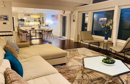 Surrey House | Spacious 2nd Floor Suite at Surrey Bolivar Heights