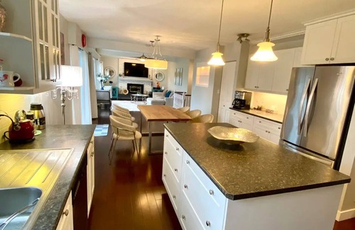 Surrey House | Spacious 2nd Floor Suite at Surrey Bolivar Heights