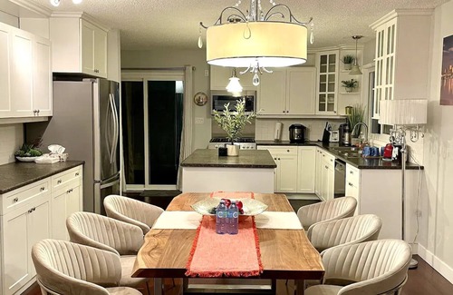 Surrey House | Spacious 2nd Floor Suite at Surrey Bolivar Heights