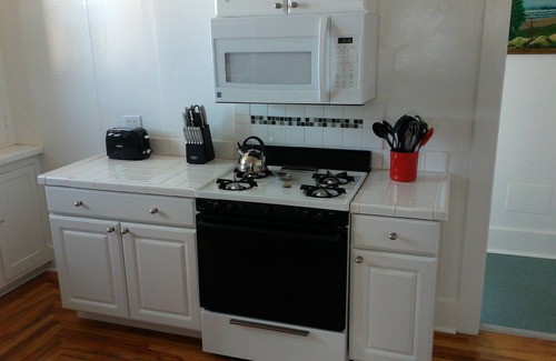 Greenside Park Apartment | Spacious 2nd Story Flat. Middle of Town