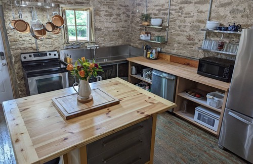 Gatesville House | Spacious 3/2 - Historic Charm & Modern Comfort with pool, porch, cook's kitchen