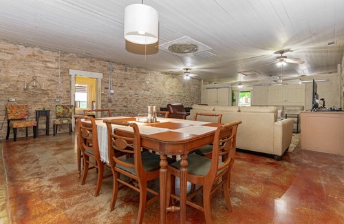 Gatesville House | Spacious 3/2 - Historic Charm & Modern Comfort with pool, porch, cook's kitchen