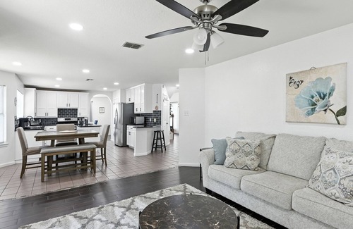 Saxony House | Spacious 3/21/2 house 24 min drive to Austin downtown