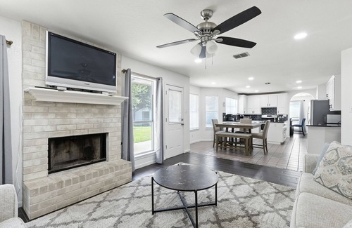 Saxony House | Spacious 3/21/2 house 24 min drive to Austin downtown