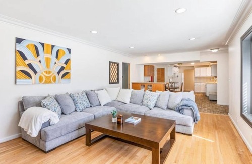 Grosse Pointe House | Spacious 3 BR Modern Home in Grosse Pointe Park