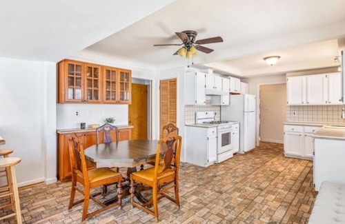 Grosse Pointe House | Spacious 3 BR Modern Home in Grosse Pointe Park