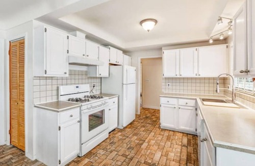 Grosse Pointe House | Spacious 3 BR Modern Home in Grosse Pointe Park