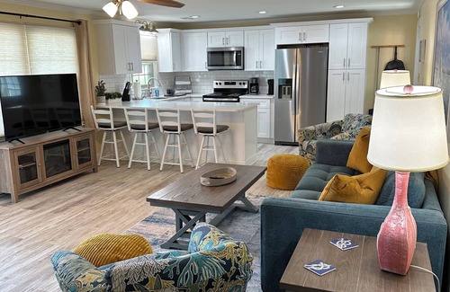 Cherry Grove Beach House | Spacious 3-bedroom 2-bathroom house Sleeps 10 pet friendly in Cherry Grove Beach