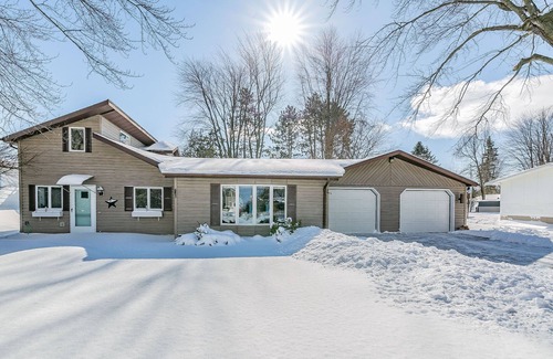 Shawano House | Spacious 3 Bd, 1.5 Bath family friendly cottage 35 minutes from Lambeau Field!
