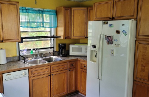 Orange Grove Apartment | spacious 3 bd, 2 ba. nwsh/dry onsite - AC - stable Wi-Fi - full kitchen