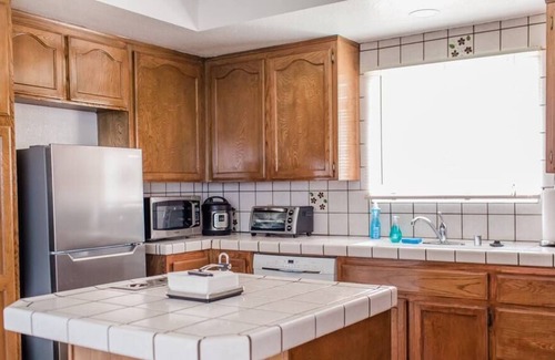 Gardena Apartment | Spacious 3 BD / Large Master BR with Ensuite Bath