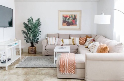Gardena Apartment | Spacious 3 BD / Large Master BR with Ensuite Bath