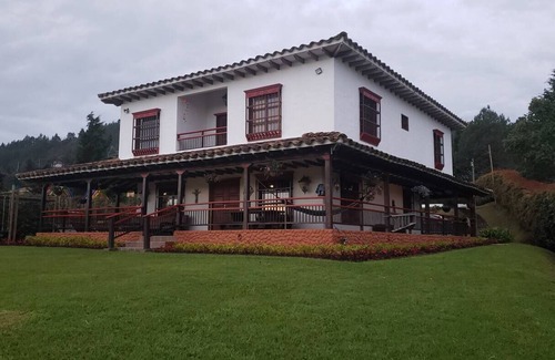 Guarne House | Spacious 3-bdr Colonial property in Guarne-20 min from airport Jose Maria Cordv