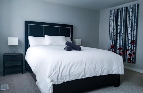 Vanier North House | Spacious 3 Bdrm home near downtown