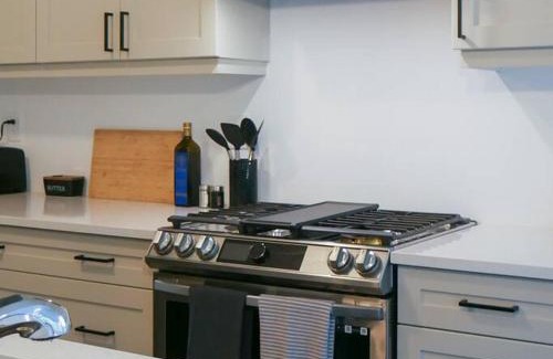 Bracebridge House | Spacious 3 Bdrm Retreat, Muskoka Room & Fireplace