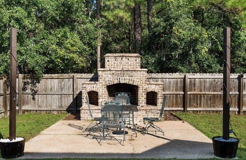 Pooler House | Spacious 3 bed / 2.5 bath Home w/Outdoor Fireplace