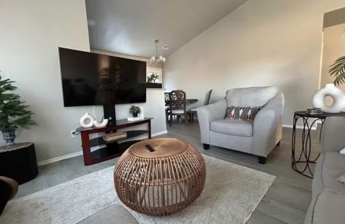 Norman House | Spacious 3 bed 2 bath Duplex near OU campus Norman