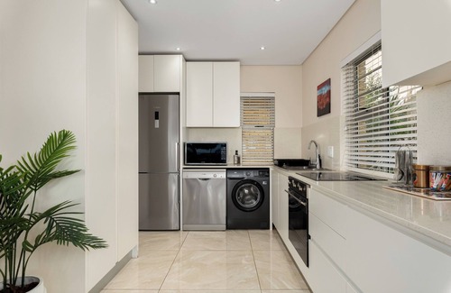 Three Anchor Bay Apartment | Spacious 3-Bed Apartment - Stunning Ocean Views