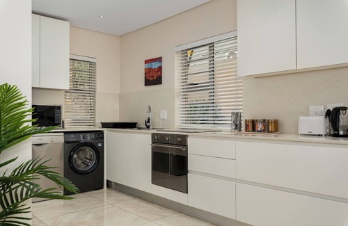 Three Anchor Bay Apartment | Spacious 3-Bed Apartment - Stunning Ocean Views