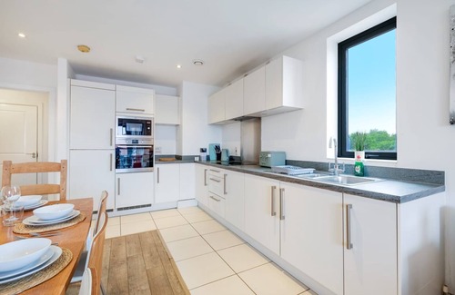 St. Dunstan's Apartment | Spacious 3-Bed Apartment in East London – Great for Families & Business Stays!