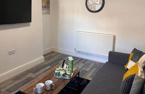 Warrington Other | Spacious 3 Bed City Centre House for Large Groups and Contractors with Free Wifi