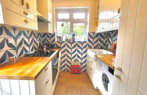Chorlton-cum-Hardy House | Spacious 3-Bed Family Retreat w/Cozy Living, Garden & WiFi