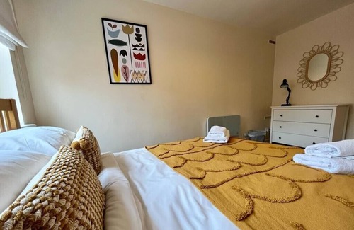 Cambridge House | Spacious 3 bed family home with garden and parking