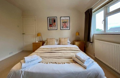 Cambridge House | Spacious 3 bed family home with garden and parking