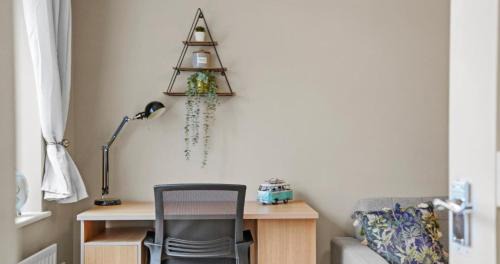 Wootton Apartment | Spacious 3-Bed Home Near M1, Sky TV & Netflix Included 2x Parking Spaces Garden Fast Wifi Contractors Travellers Relocators Leisure Welcome