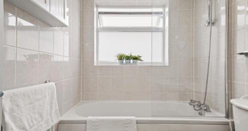 Wootton Apartment | Spacious 3-Bed Home Near M1, Sky TV & Netflix Included 2x Parking Spaces Garden Fast Wifi Contractors Travellers Relocators Leisure Welcome
