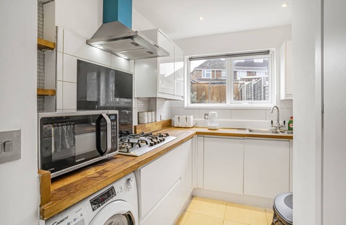 Luton House | Spacious 3-Bed Home in Luton with Free Parking