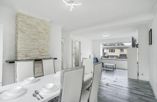 Luton Apartment | Spacious 3-Bed Home in Luton with Free Parking