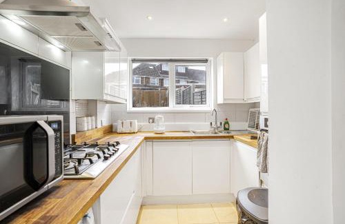 Luton Apartment | Spacious 3-Bed Home in Luton with Free Parking