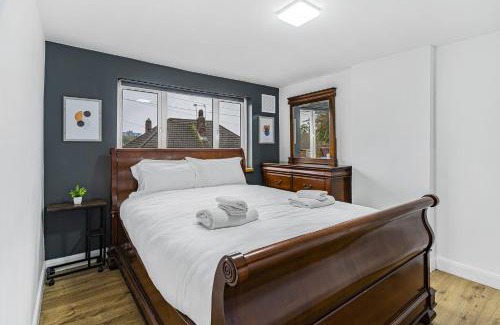 Luton Apartment | Spacious 3-Bed Home in Luton with Free Parking