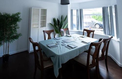 Heaton Norris Apartment | Spacious 3 Bed Home Manchester Airport Free Parking Sleeps 10