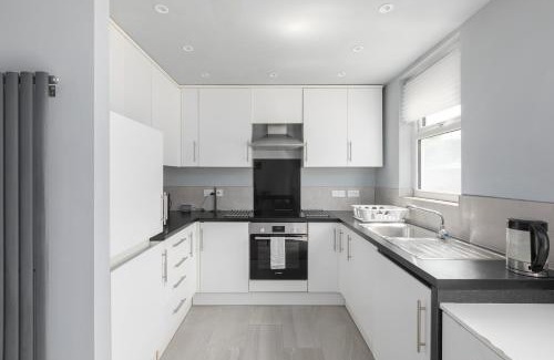 Haselbury House | Spacious 3-Bed Home with Garden