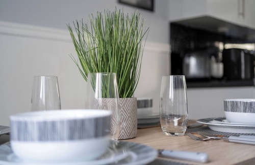 Little Hay House | Spacious 3 Bed House, 5mins to HS2/NEC/Airport.