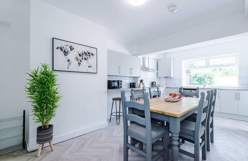 Crewe House | Spacious 3 Bed House, Close to Crewe Station