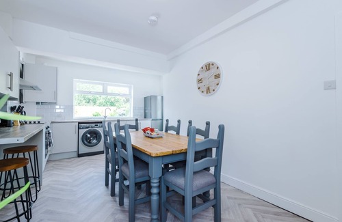 Crewe House | Spacious 3 Bed House, Close to Crewe Station
